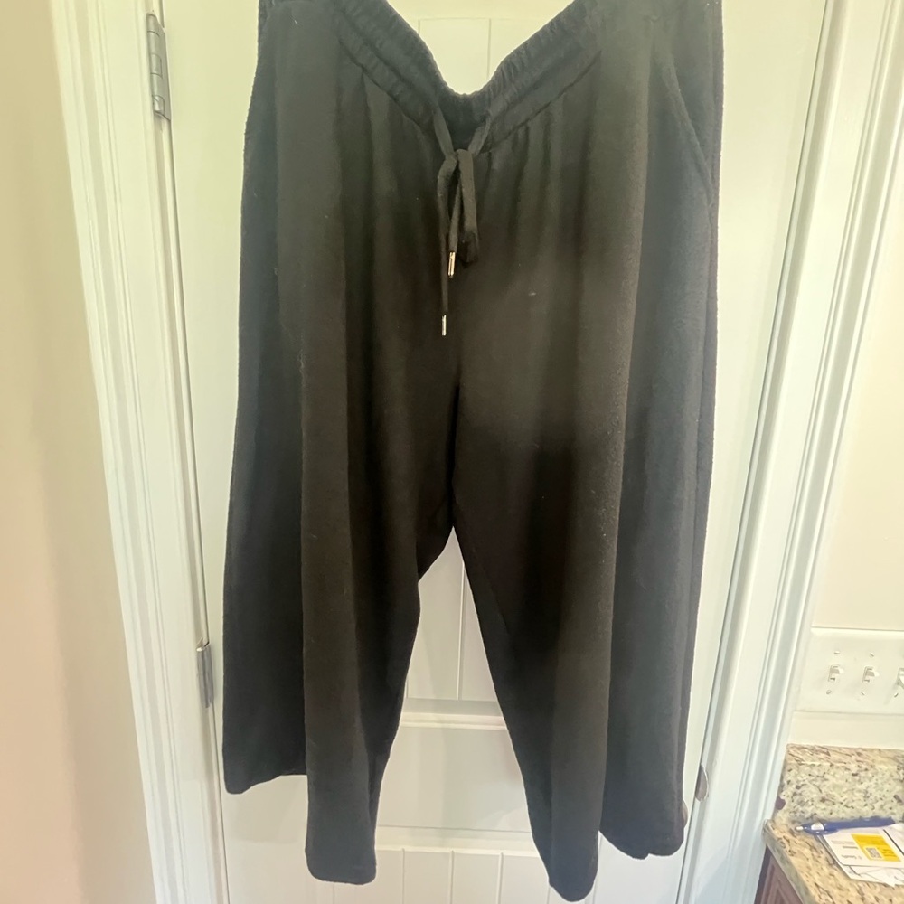 Women’s sweater knit drawstring pants.